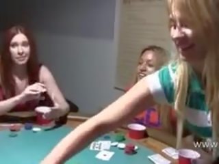 I ri vajzat qij në poker natë