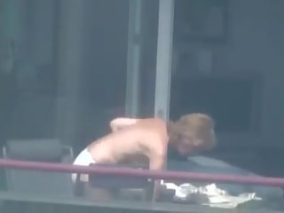 Needy casalinga è a seno nudo in suo balcone