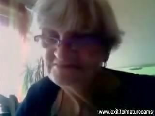 55 roku stary babcia przedstawia jej duży cycki na kamera wideo