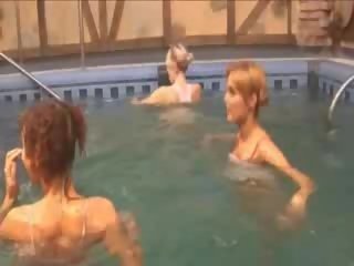 Szexi lezboes -ban a úszás medence