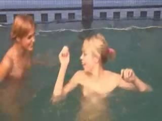 Sexy lezzies v the plávanie bazén