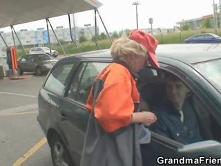 Блондинки баба има 3 малко навън на врати