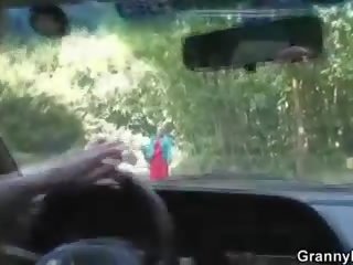 Vecchio puttana prende inchiodato in il auto da un sconosciuto