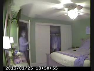 Скрит камера в легло стая на мой мама заловени голям онанизъм
