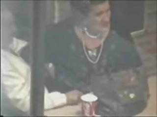 Old iki adam sucks in coffee bar
