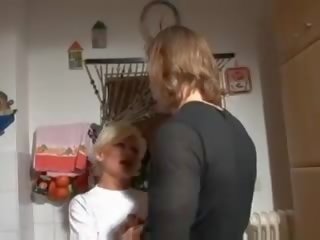 Горещ блондинки немски бабичка ударих в кухня