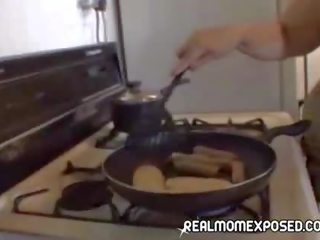 Milf sexy cooking tid!