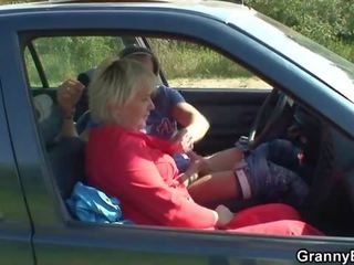 Γριά καριόλα δίνει κεφάλι σε ο αμάξι τότε doggystyled