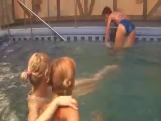Szexi lezzies -ban a úszás medence