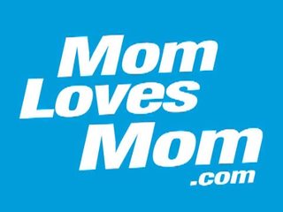 Mamma elsker mamma: kåt blond momma i rød strømper tar det dobbelt