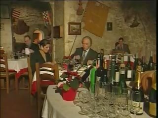 Tyylikäs italialainen läkkäämpi huijaaminen aviomies päällä restaurant