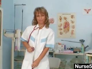 Delgada mqmf mayor enfermera juguetes su coño en silla ginecológica