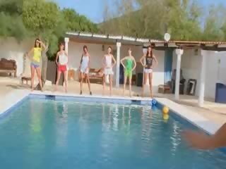 Six desnudo niñas por la piscina desde poland