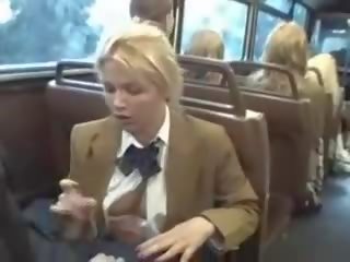 Blond babe suge asiatisk gutta kuk på den buss