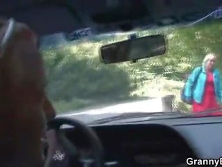 Vecchio puttana prende inchiodato in il auto da un sconosciuto