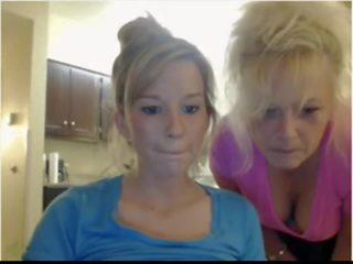 Ibu dan anak perempuan webcam menunjukkan
