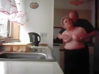 Avó e avô a foder em o cozinha