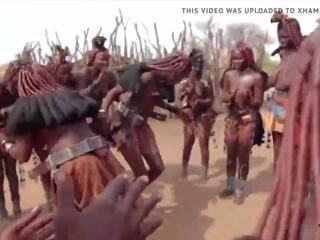 Afrikai himba nők tánc és hinta azok zsíros cicik körül