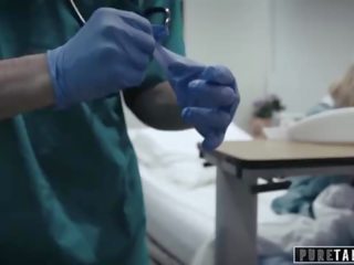 Puro tabú pervertido médico hombre da adolescente paciente vagina examen