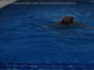 Sedusive grande y bella mqmf en la nadando piscina