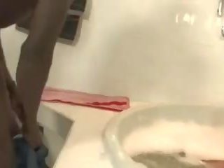 Karvainen blondi grown sisään kylpyhuone, vapaa seksi elokuva a4
