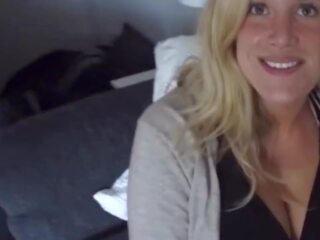 Attractive blondýna milfka s pekný milky čiarka medzi prsiami: zadarmo hd sex video f8