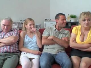 Die zwei kürzlich engaged burschen haben gruppe x nenn video im die familie